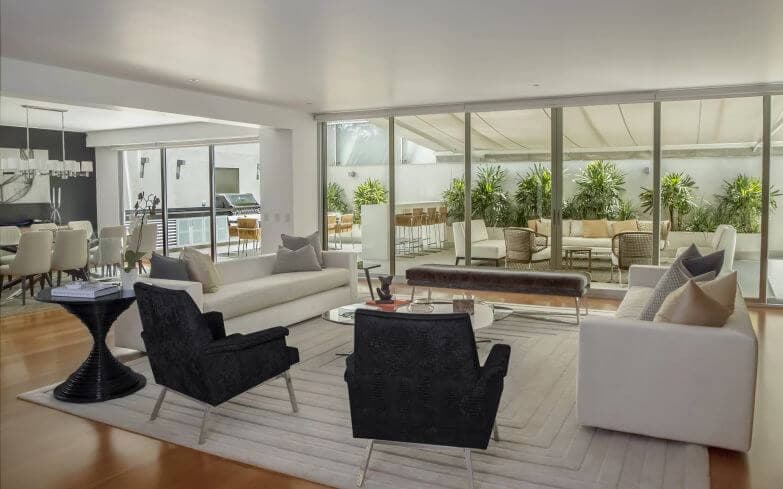 casa salón con grandes ventanales y mosquiteros Brezza