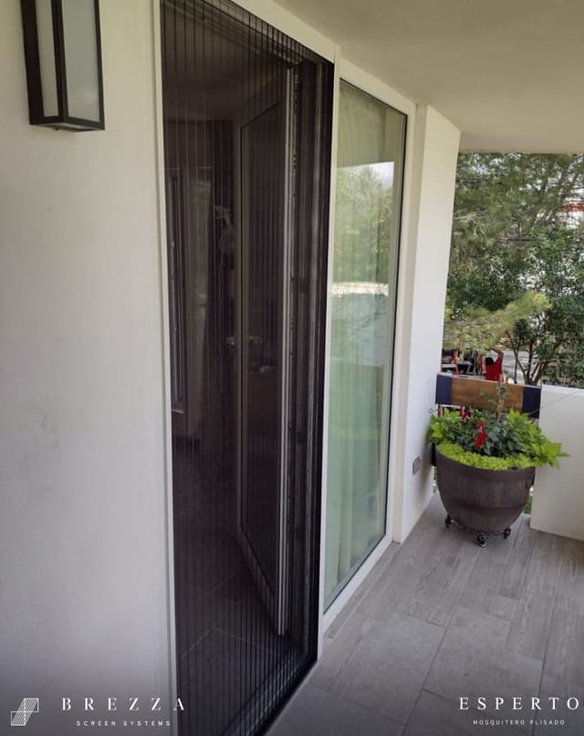 Cuadro de una puerta corredera con el mosquitero tipo Esperto