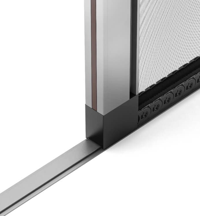 Detalle de la guía y el perfil de aluminio de un mosquitero Brezza