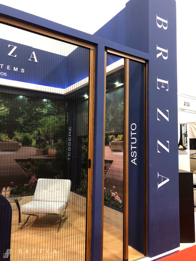 Vista de nuestro stand Brezza Mosquitero en una expo mostrando el mosquitero tipo Astuto en estado cerrado