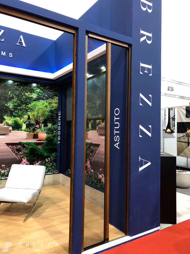 Vista de nuestro stand de Brezza Mosquitero en una exposición que muestra el mosquitero tipo Astuto en estado abierto