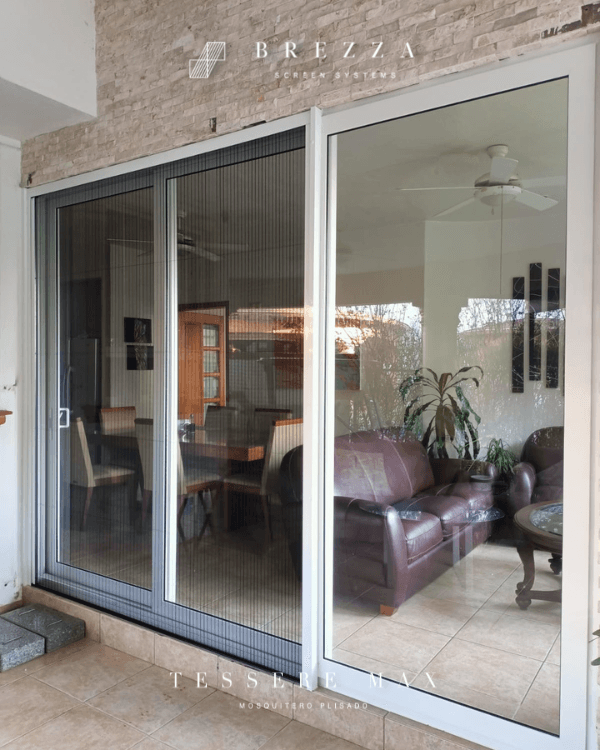 Imagen de una puerta corredera con el mosquitero tipo Tessere Max